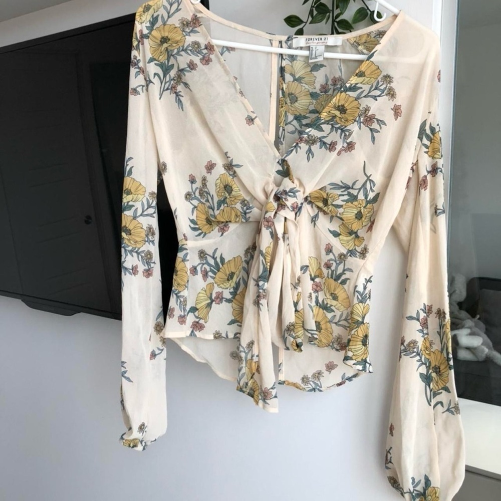 Beautiful beige floral balloon sleeve blouse
Size: S
